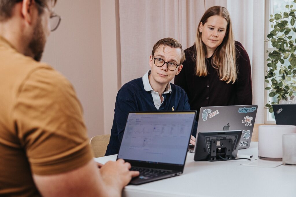 GRIT-medarbetare som arbetar tillsammans vid ett bord